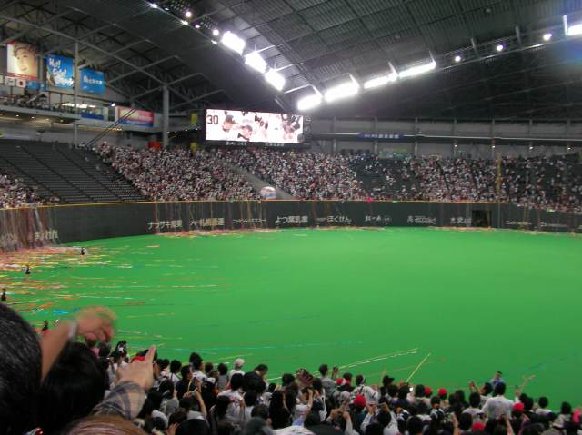 優勝直後のライトスタンドの風景